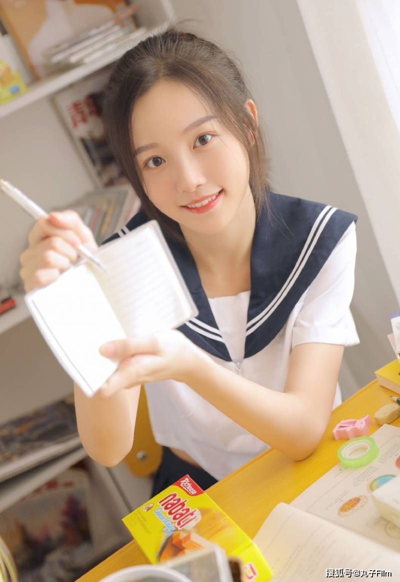 性感美女时尚写真:马尾辫学生妹校园服笑容甜美,清纯