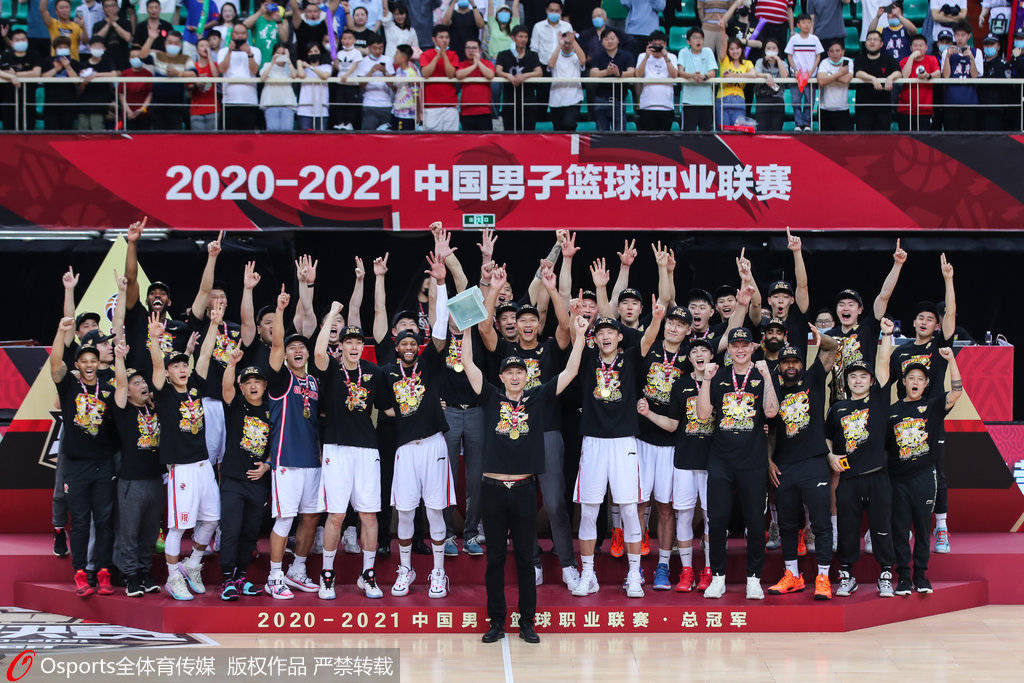 2021cba总决赛照片,2021cba总决赛图片 1/ 12 2021年5月1日,2020-2021赛季cba总决赛第3场:广东宏远队总冠军