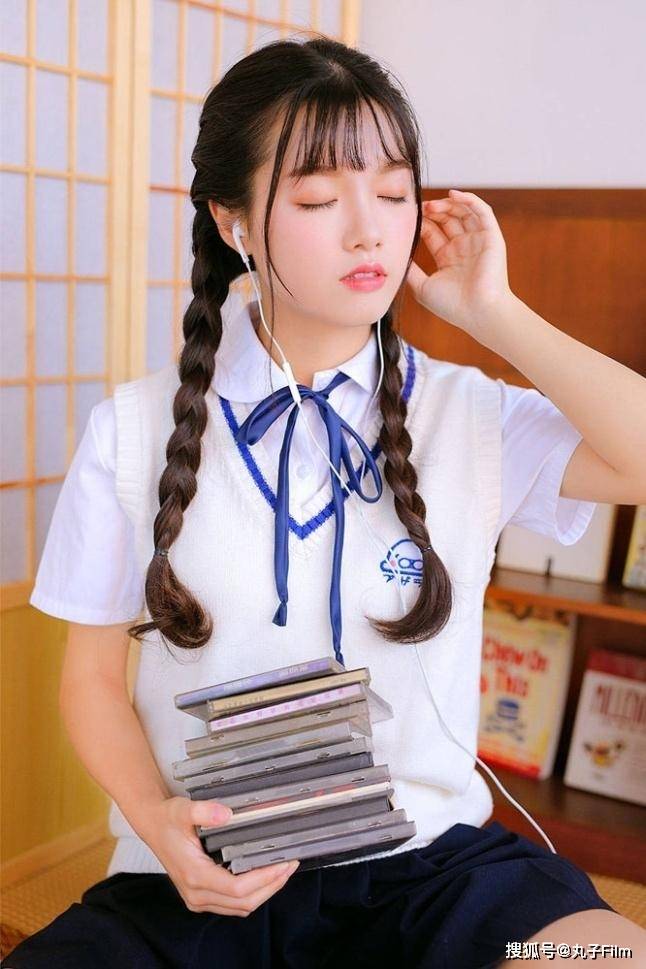 性感美女时尚写真校服学生妹韩式麻花辫清纯甜美可爱迷人