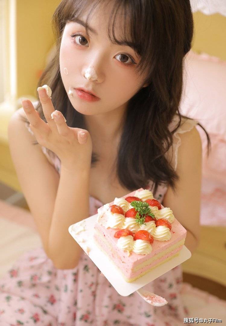 甜美粉嫩少女,性感白皙,清纯养眼迷人!