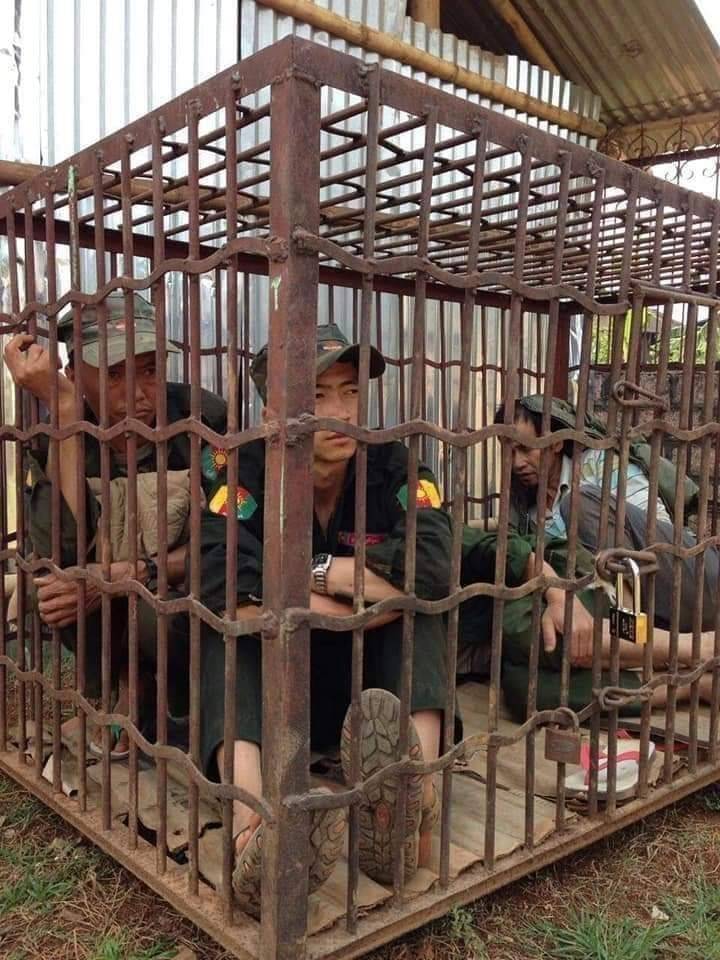 太耻辱缅甸民团士兵被抓后关在笼子里