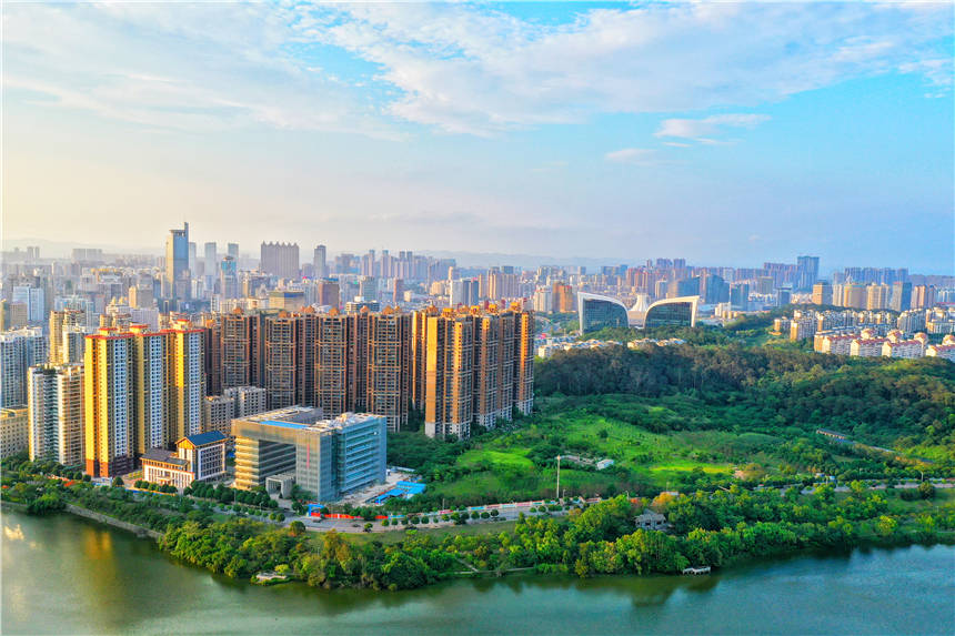 这座公园是广西南宁的地标,风景清幽,20块钱门票可以逛2天