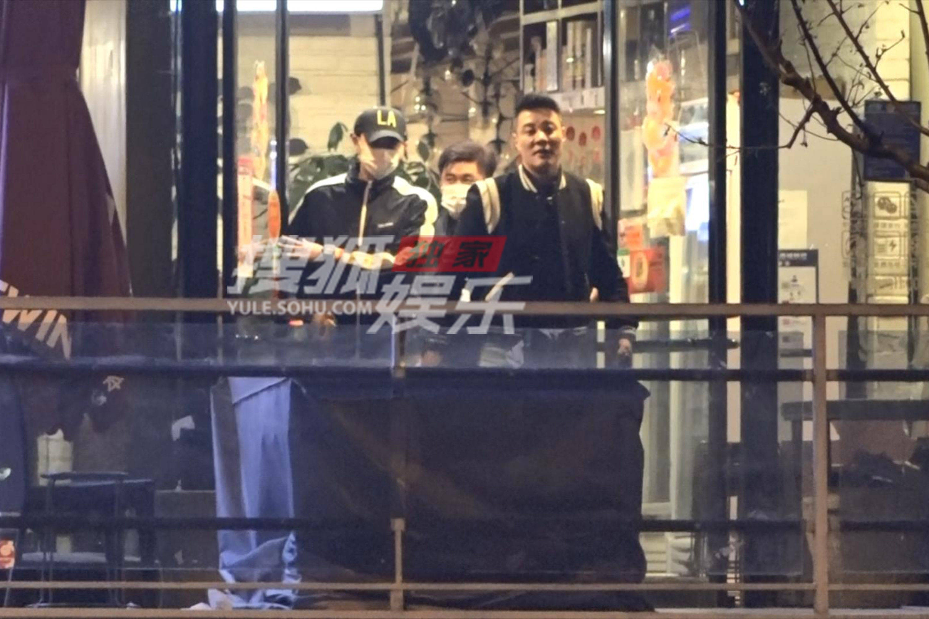 独家:黄子韬按摩后晚餐吃火锅!一身运动装很轻松