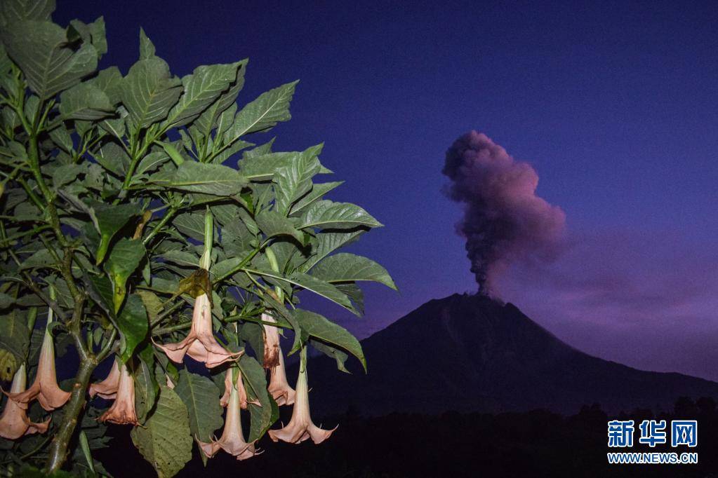 印尼锡纳朋火山喷发 闪电和火山灰电光石火般交映