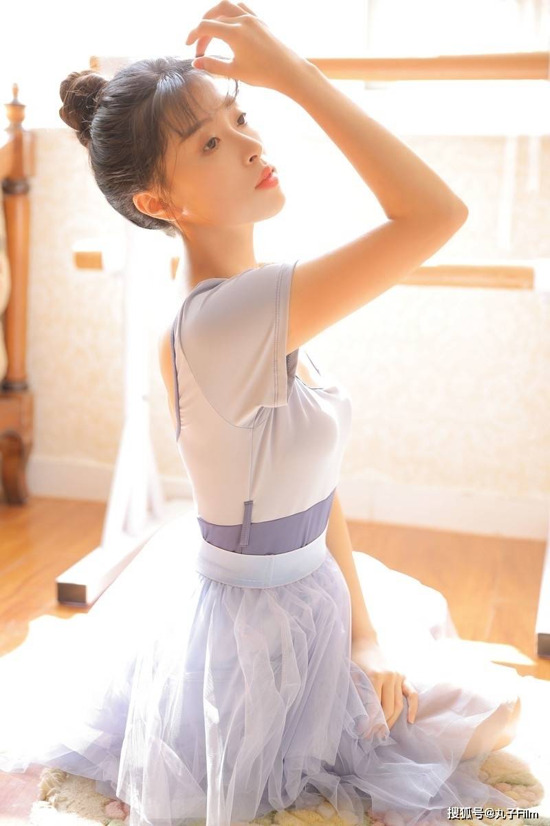 性感美女时尚写真:阳光下舞蹈少女优雅动人身材完美
