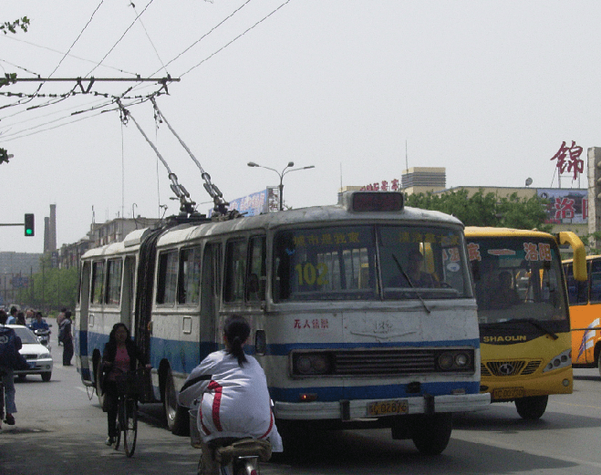 洛阳是河南第二个开通无轨电车的城市,也是河南唯一一个持续开行无轨