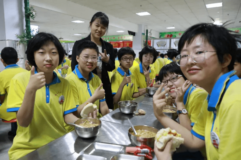 衡水滨湖志臻中学师生共享时光老师真情陪伴中考