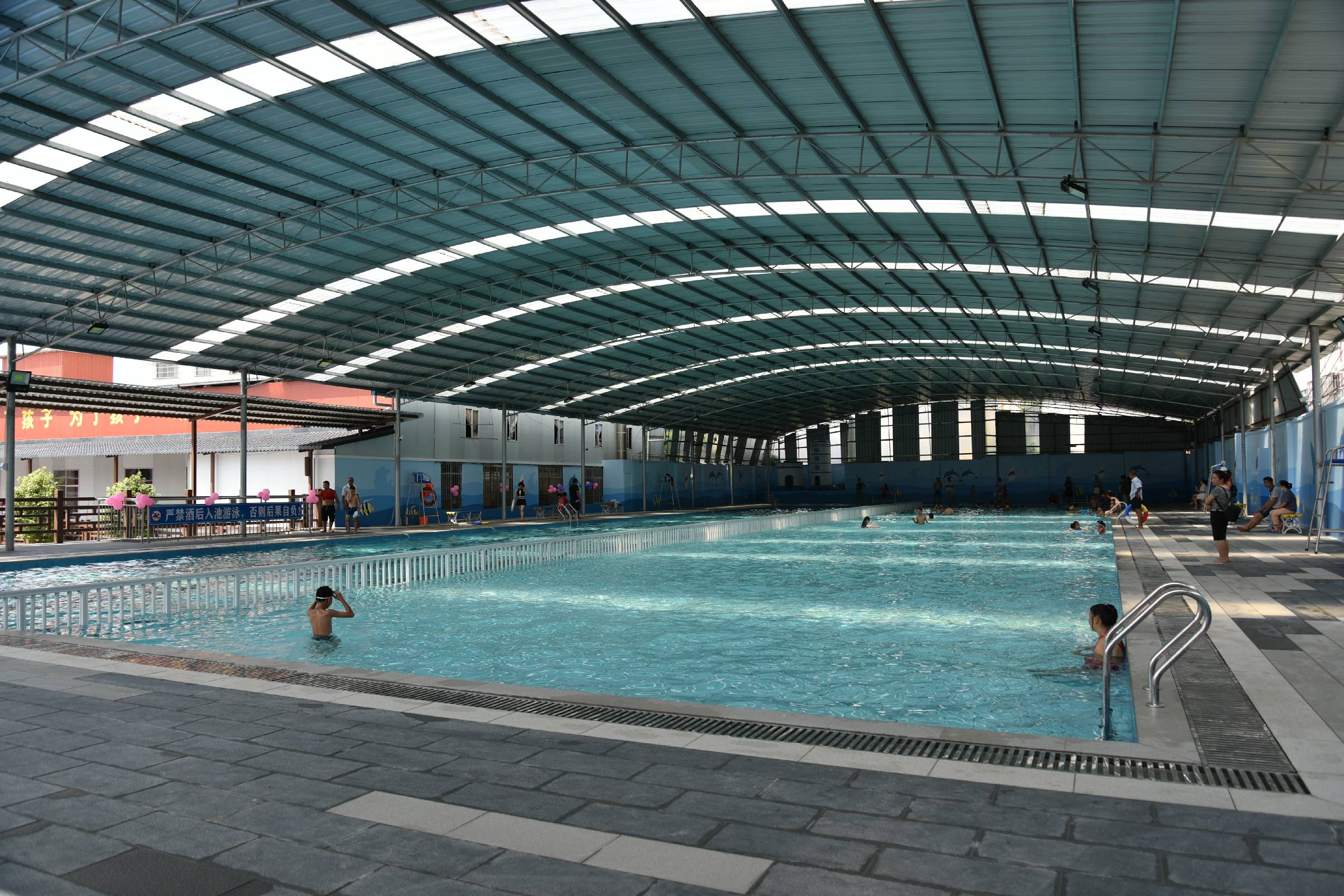 2020年经多个部门协商,环城学校游泳馆如期开工了,目前游泳馆已建成