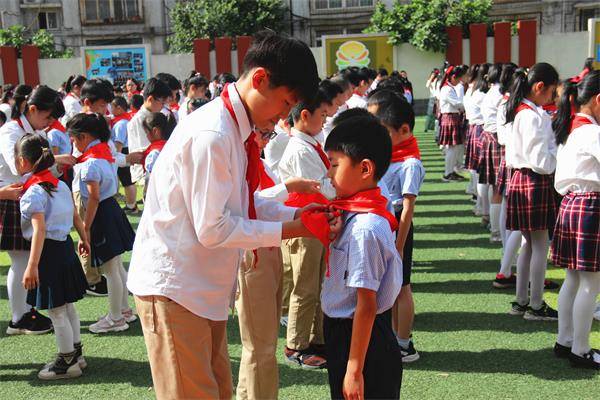 原创丰产路小学红色六一活动"童心向党 我是小小接班人"新队员入队