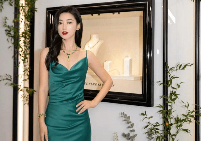 朱珠和圈外人王昀佳的婚礼,被爆丈夫教师身份造假,是为了什么呢?