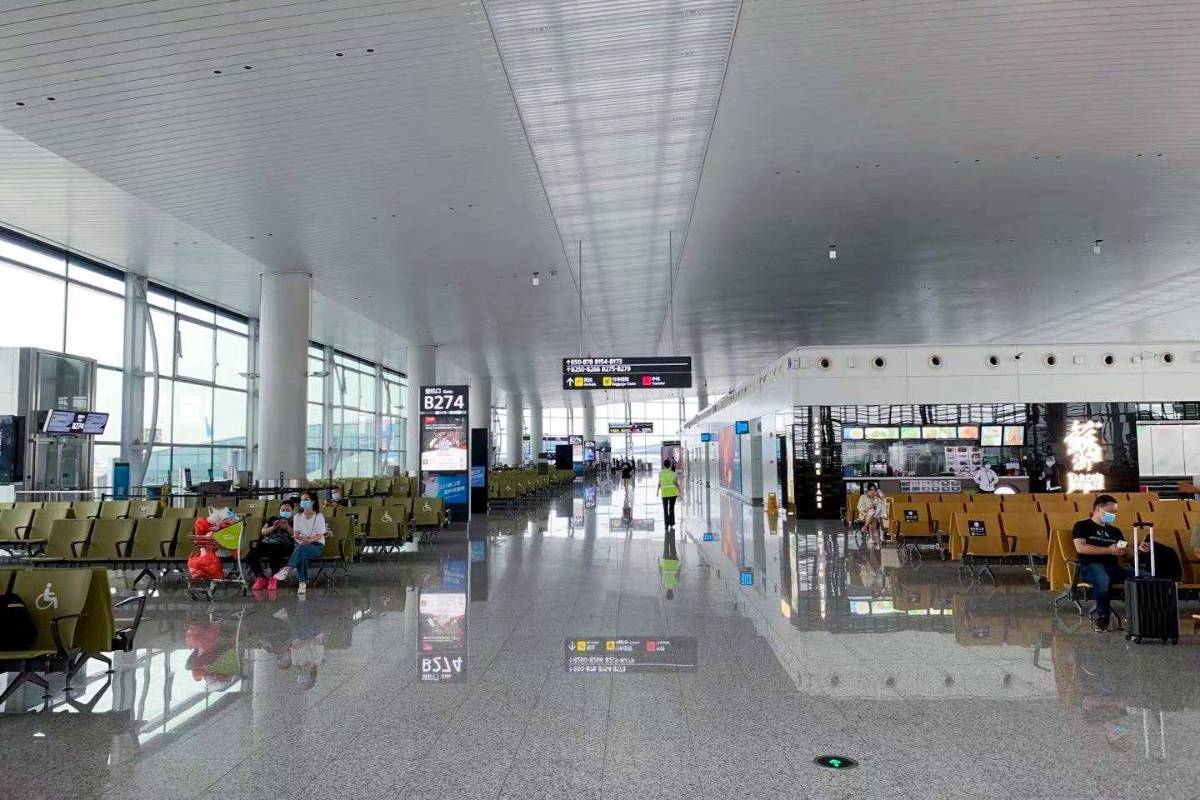 受疫情影响 广州白云机场近5成航班取消 客流骤减