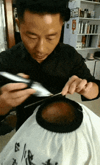 搞笑gif图:大哥,你中午吃的韭菜饺子吧