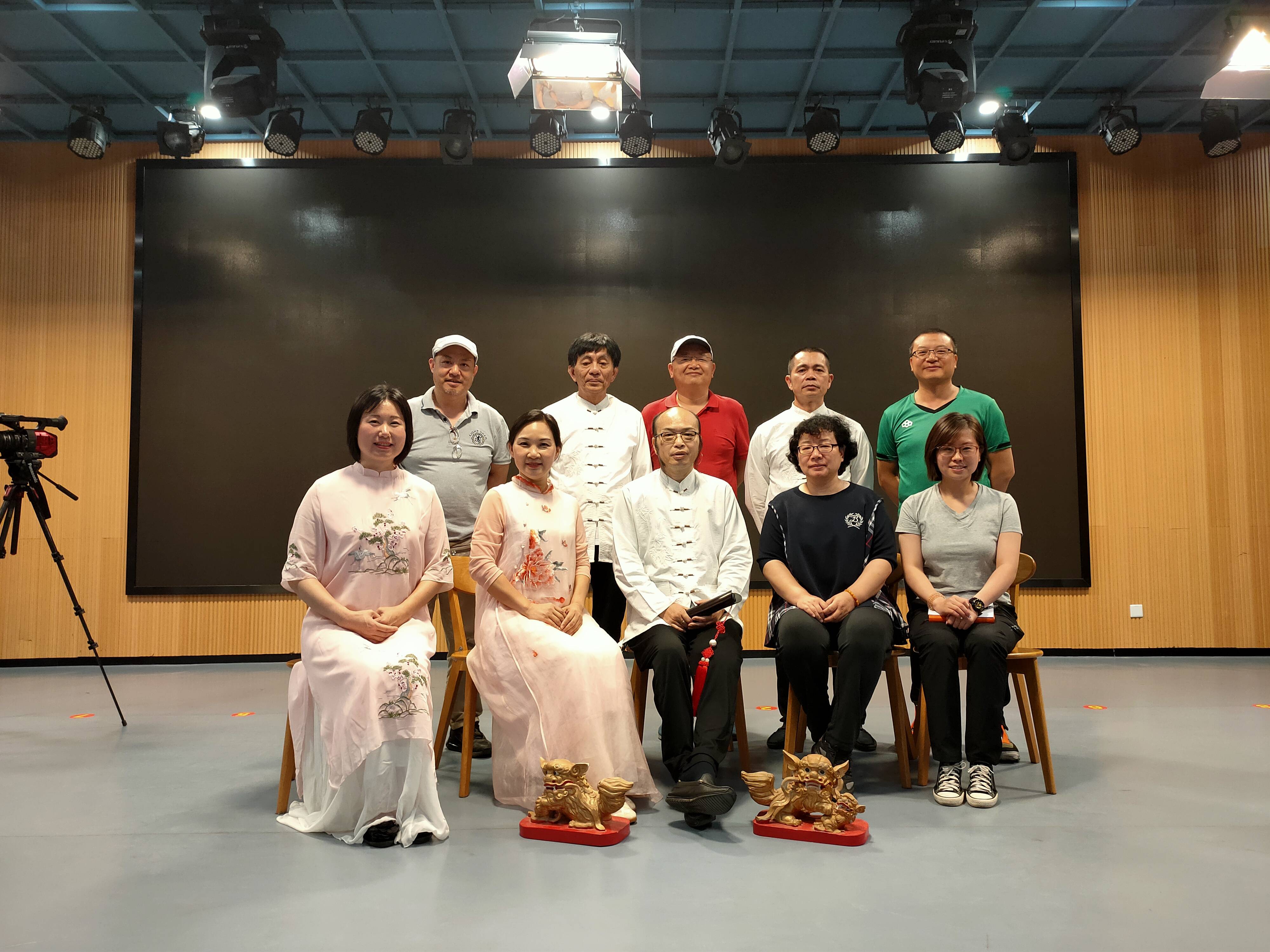 前排左起:施冬娥,林素梅,张东亚,靳婕(中国音乐学院副教授,多媒体