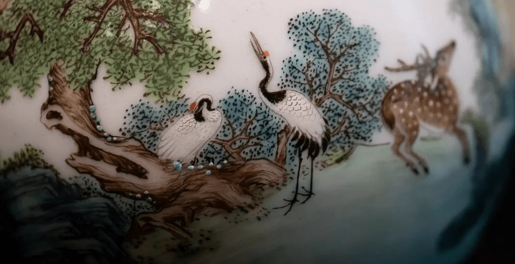 打开,眼前赫然出现一支精致非常的「粉红地洋彩如意瓶」,绘鹤鹿同春图