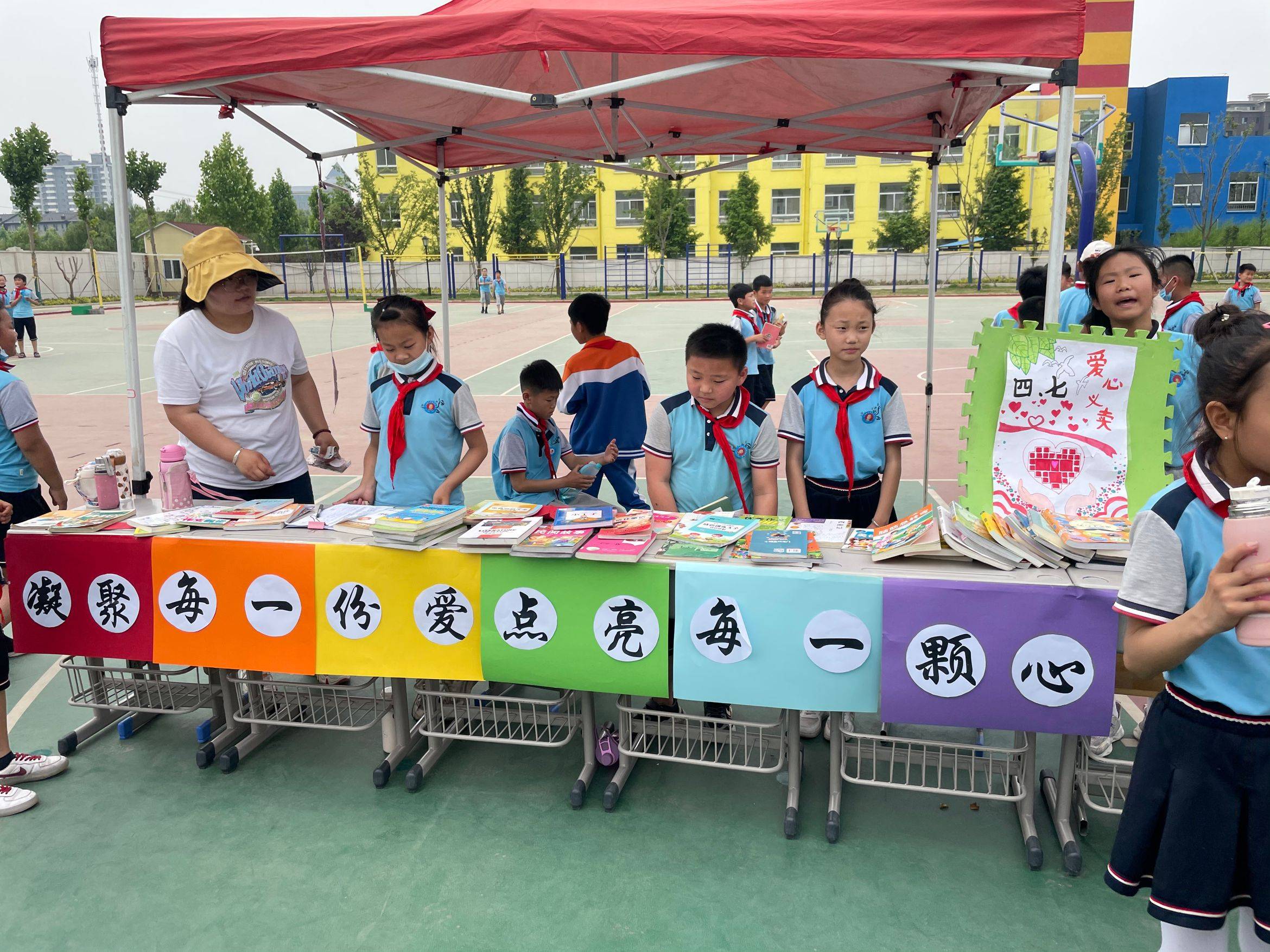 山东临沂杏园教育集团汤头校区盛大举行爱心义卖暨红领巾书市活动