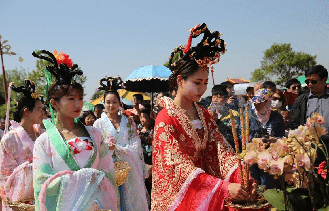 而到了芒种节气一般在农历的五月,在这一天举办祭祀花神的仪式,送花神