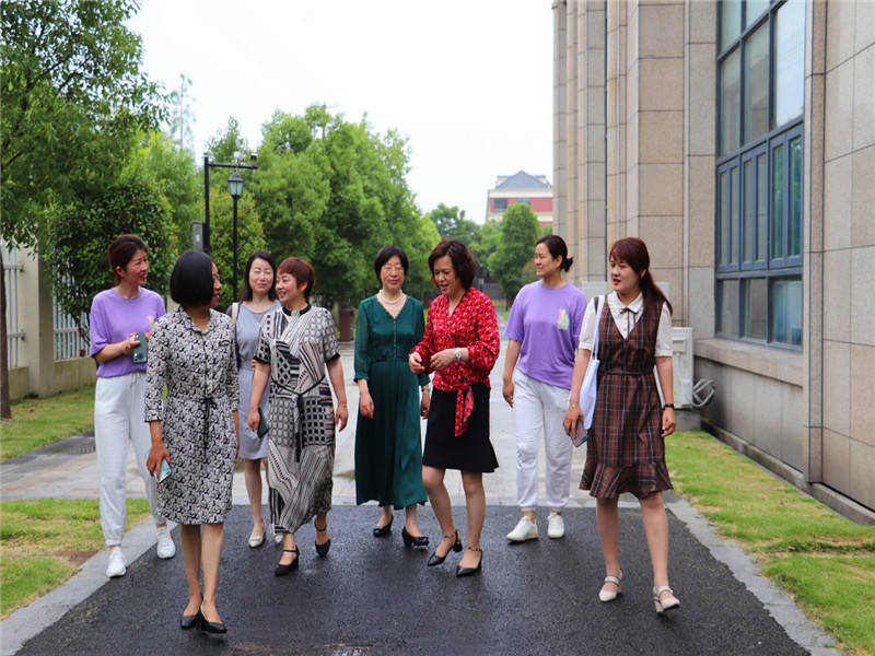 6月10日上午,由南通市通州幼儿园园长张宏云,如师附小幼儿园园长陶芹