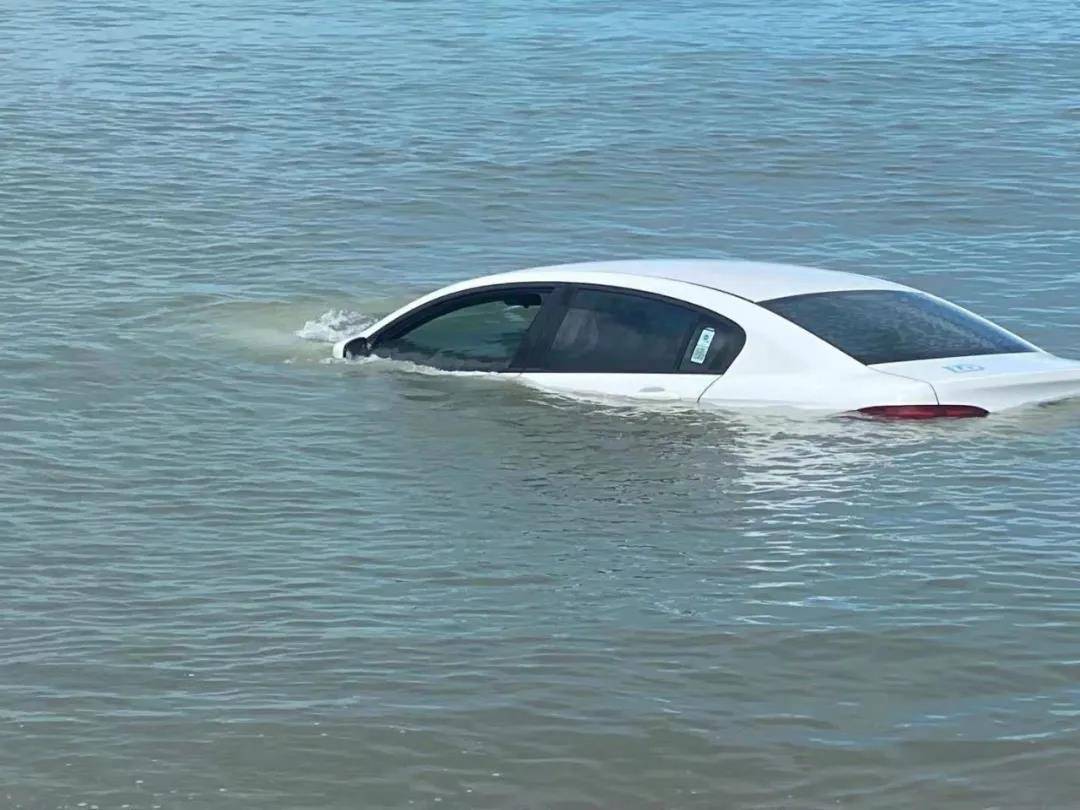 什么情况?凌晨三亚湾海里漂着一辆车