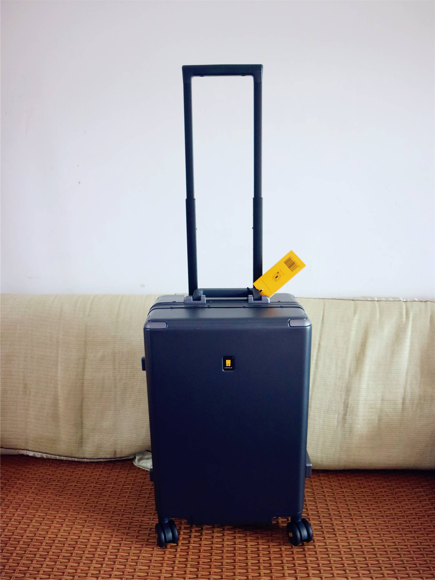 25kg,因为航空公司一般要求手提行李单件不得超过10kg,剩余的重量放置