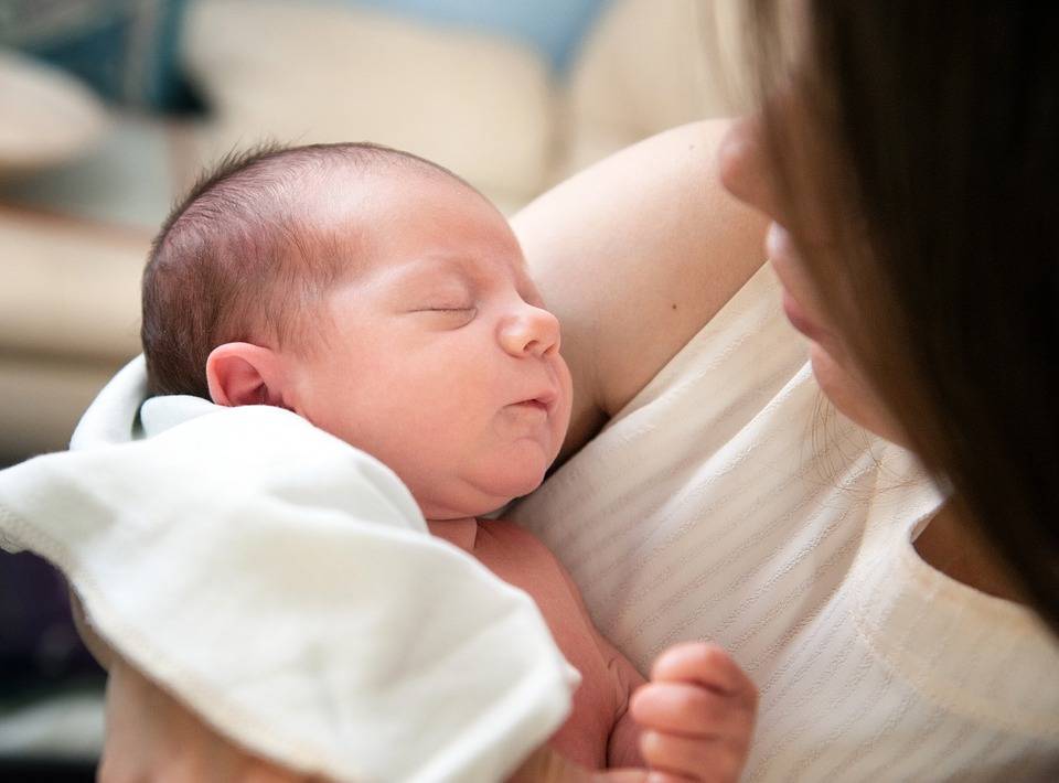 孕期溢奶是不是不用开奶了 溢奶原因及怎么办？
