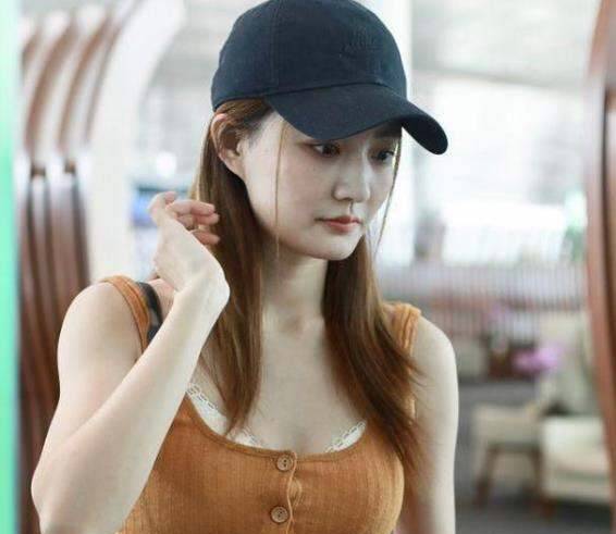 徐璐晒出原相机生图筷子腿细出了新高度对此你怎么看