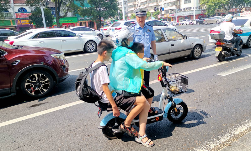 电动自行车这样载人可不行!常德交警罚款70元