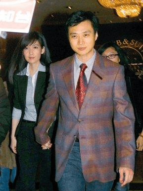 原创周慧敏老公多次出轨,到处拈花惹草,为何她死活不离婚?