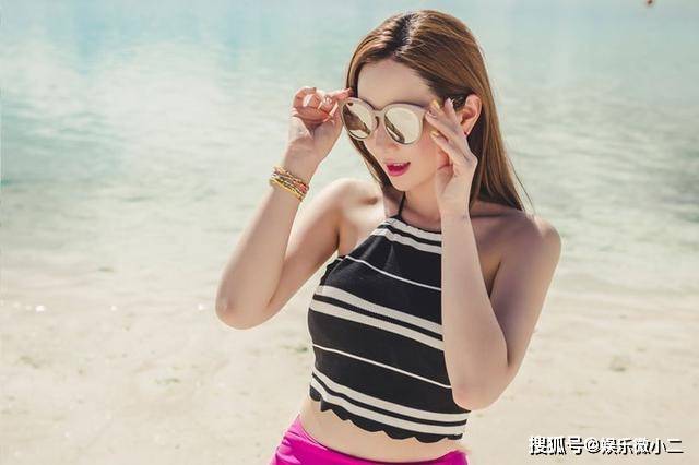 韩国美女李妍静,沙滩边大秀诱惑泳装,清新迷人