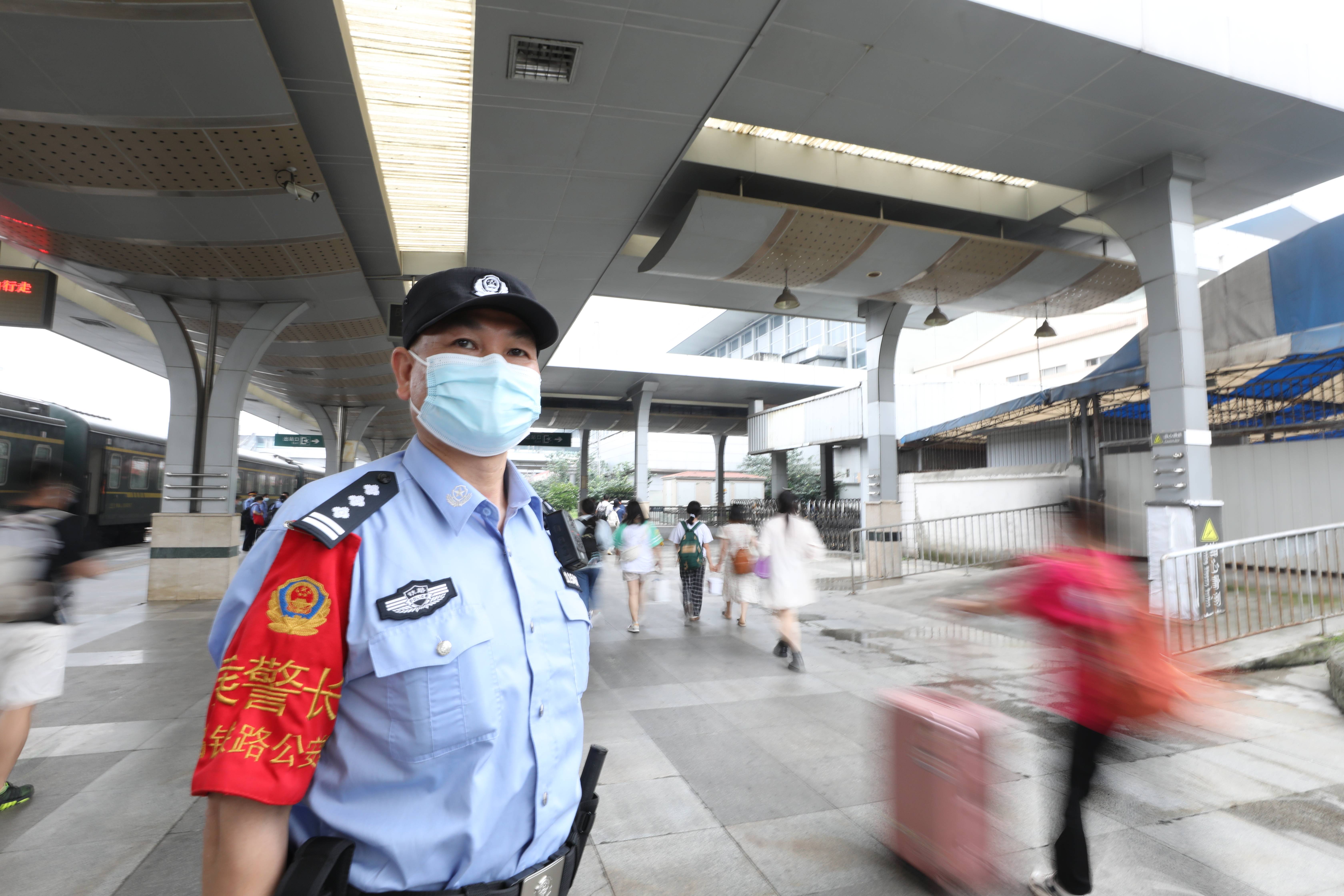 乘警何光友—用责任和担当守护旅客平安