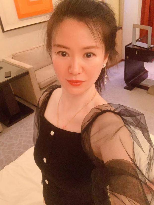 贺子桐在国际会议中心参加新经济之王会议