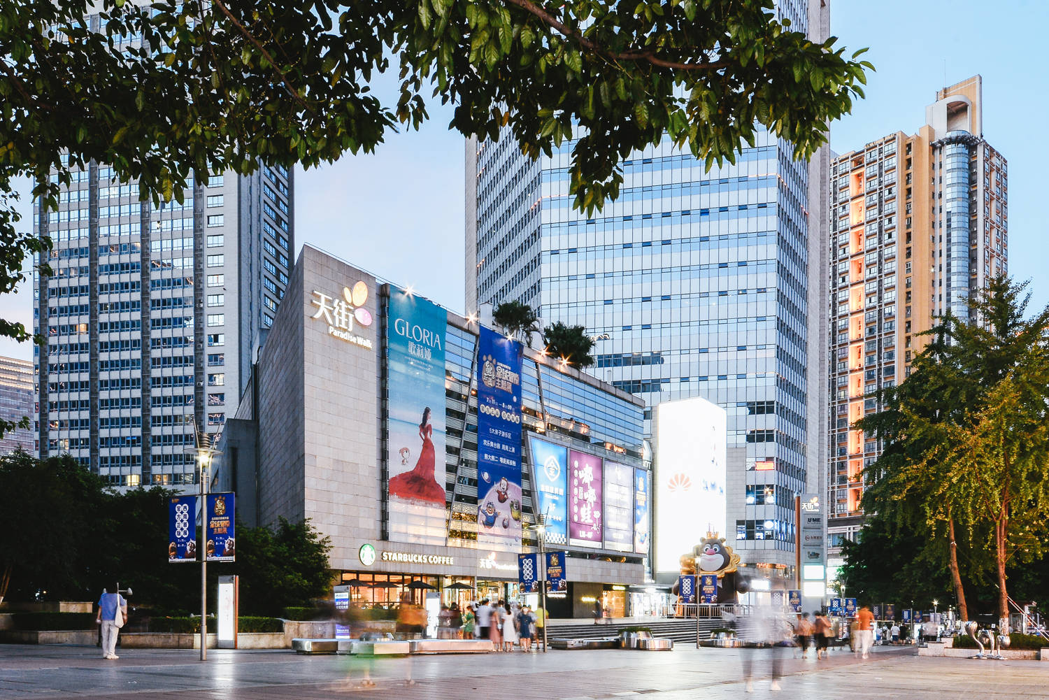 龙湖重庆西城天街作为杨家坪的核心商业力量,多年来不仅持续拓宽商业