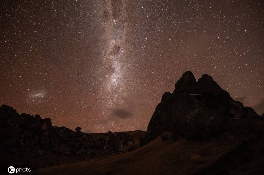 新西兰夜空美如画卷 璀璨银河广阔无垠神秘莫测