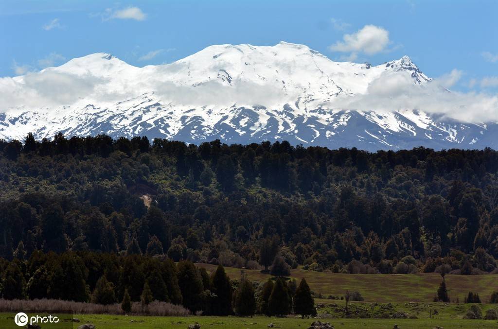 新西兰鲁阿佩胡火山白雪皑皑