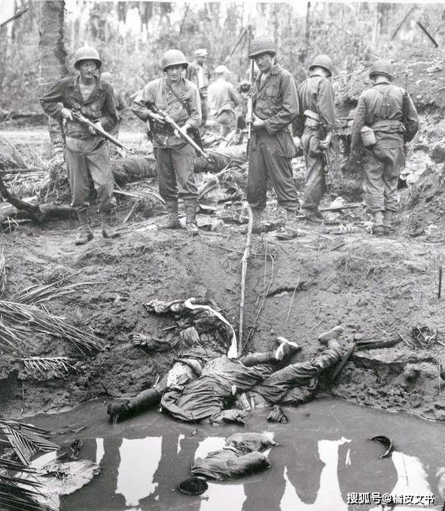 而在经历过瓜岛战役残酷而疯狂的战斗后,很多美军变得冷血而无情,更有