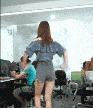 原创搞笑gif趣图:这兄弟一不小心暴露了自己的想法