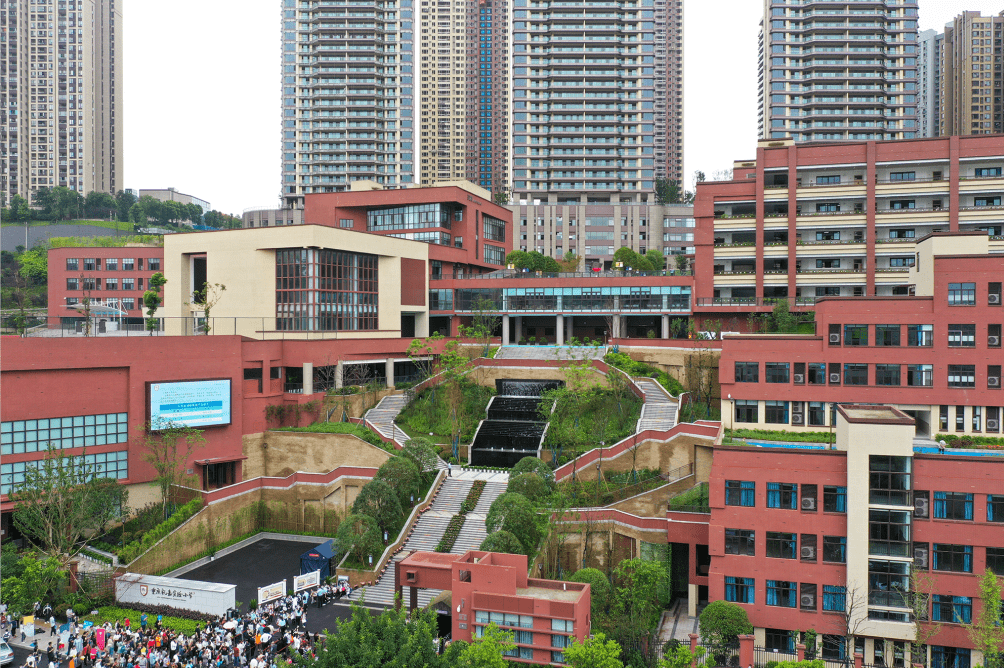 礼嘉实验小学 蓝天 摄下半年,两江新区还将陆续开工康美初中,湖山小学