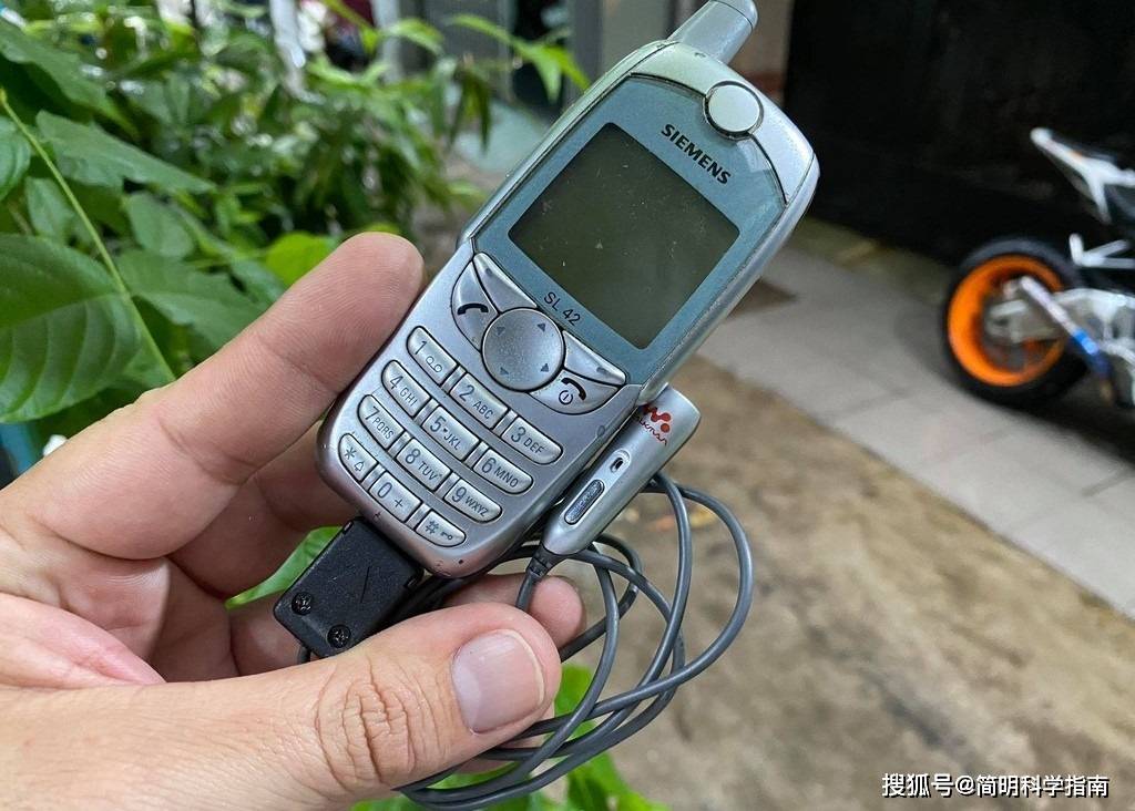 2001年,西门子推出了第一款带有可更换存储卡和集成mp3播放器的手机"