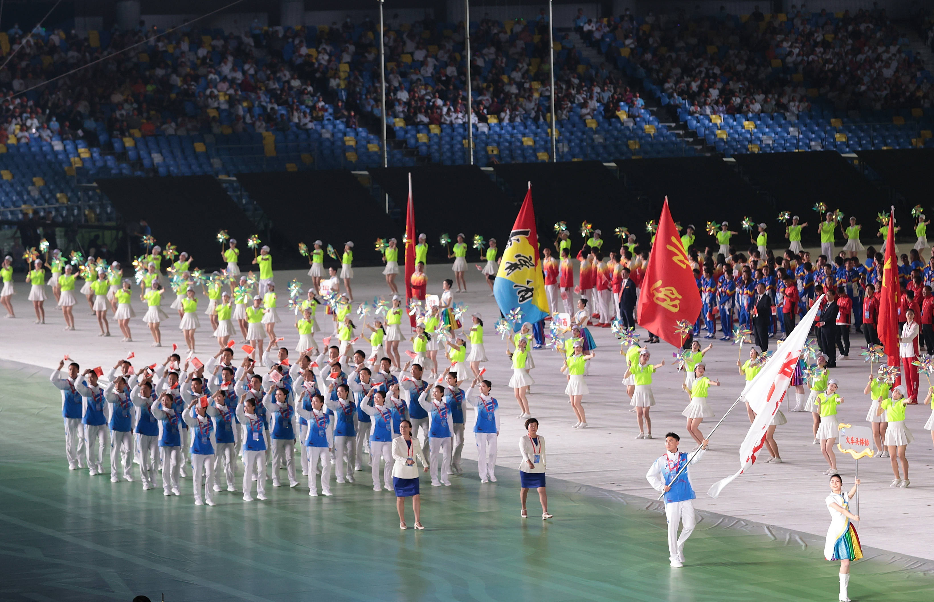 第十四届全国运动会开幕式在西安奥体中心体育场举行,各支代表队入场
