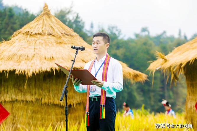 丹寨县委书记龙滨在致辞中说,2021年丰收大典,就是要以"中国农民丰收