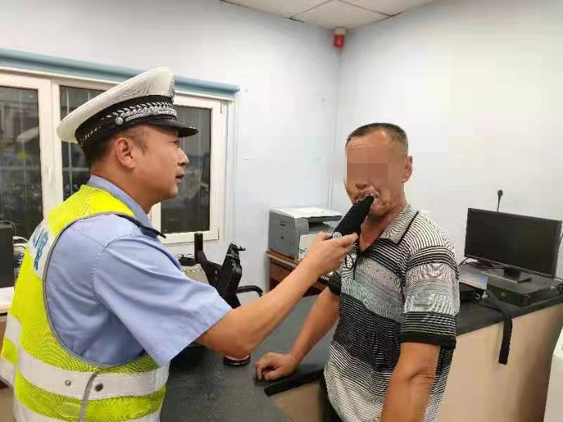 路遇交警查酒驾,男子弃车窜进小树林_荆某