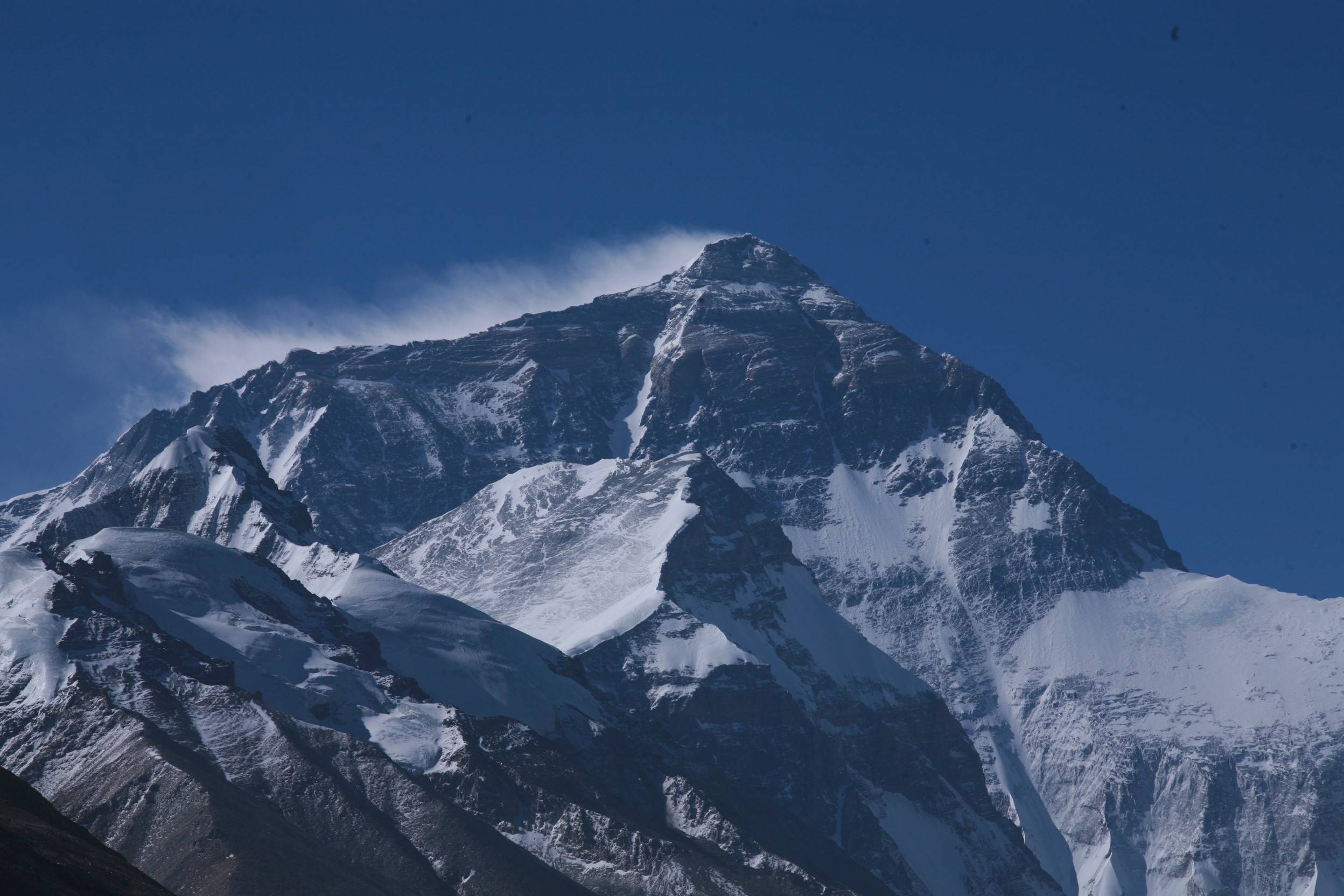 珠穆朗玛峰是全球最高峰,实际高程为8848.