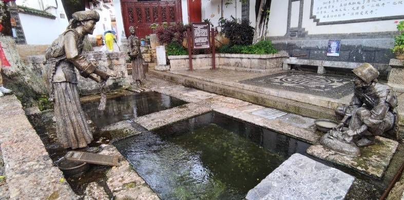 丽江石榴井戏水,既醉倒又跌倒,不走心的道歉不足以平民愤_纳西