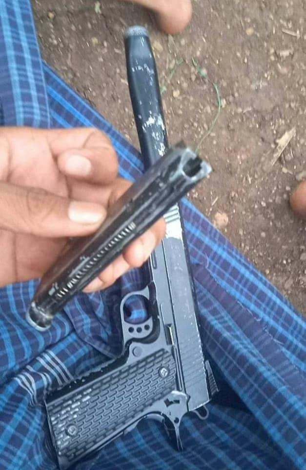 这支玩具枪是复刻m1911手枪的c.