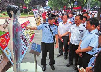 受教育居民达500多人,在欧亚商场内持续播放国家禁毒宣传片《与死神