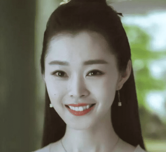 宋轶在饰演《庆余年》的时候,宋轶的牙齿并不是很整齐,她笑起来的时候