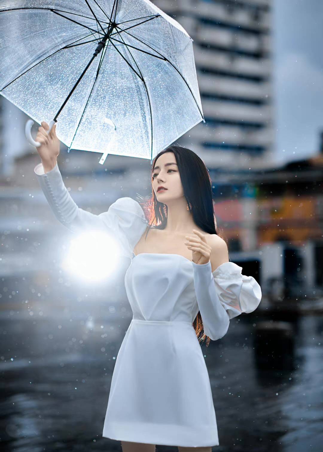 原创迪丽热巴雨中撑伞氛围感大片