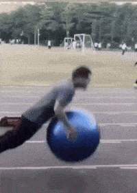 搞笑gif趣图:姑娘,你这也太不小心了,吓得脸都变形了