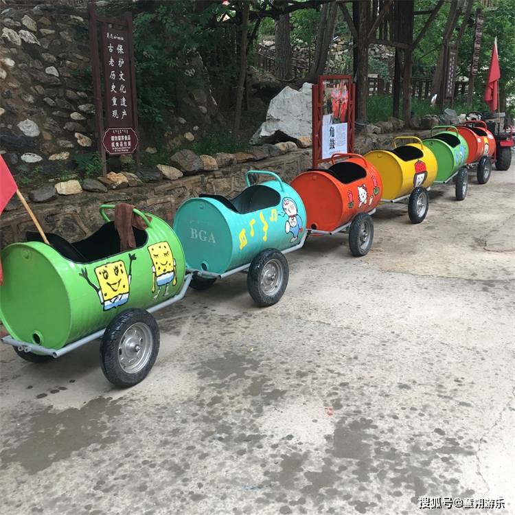 景区网红油桶小火车_图画_拖拉机_外观