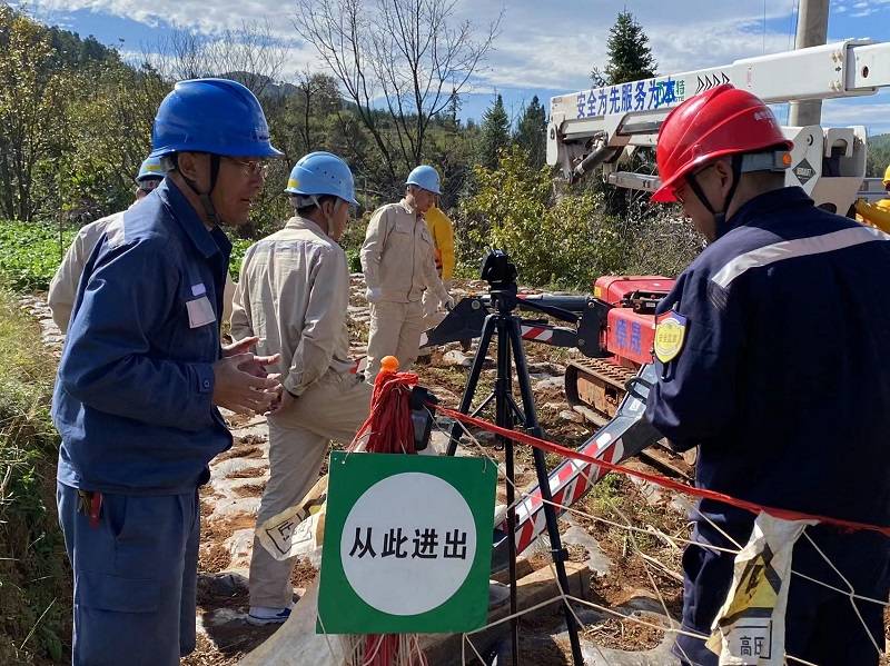 对施工现场存在的习惯性违章进行及时提醒纠正.