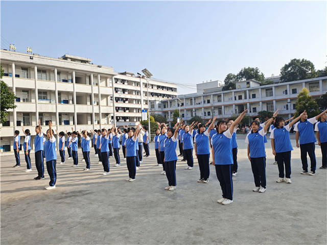 叙永县马岭中学阳光体操比赛尽显青春风采